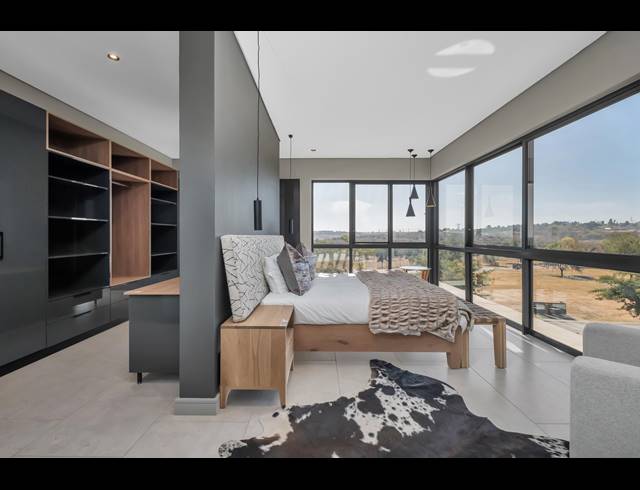 5 BEDROOM HOUSE FOR SALE IN HELDERFONTEIN ESTATE